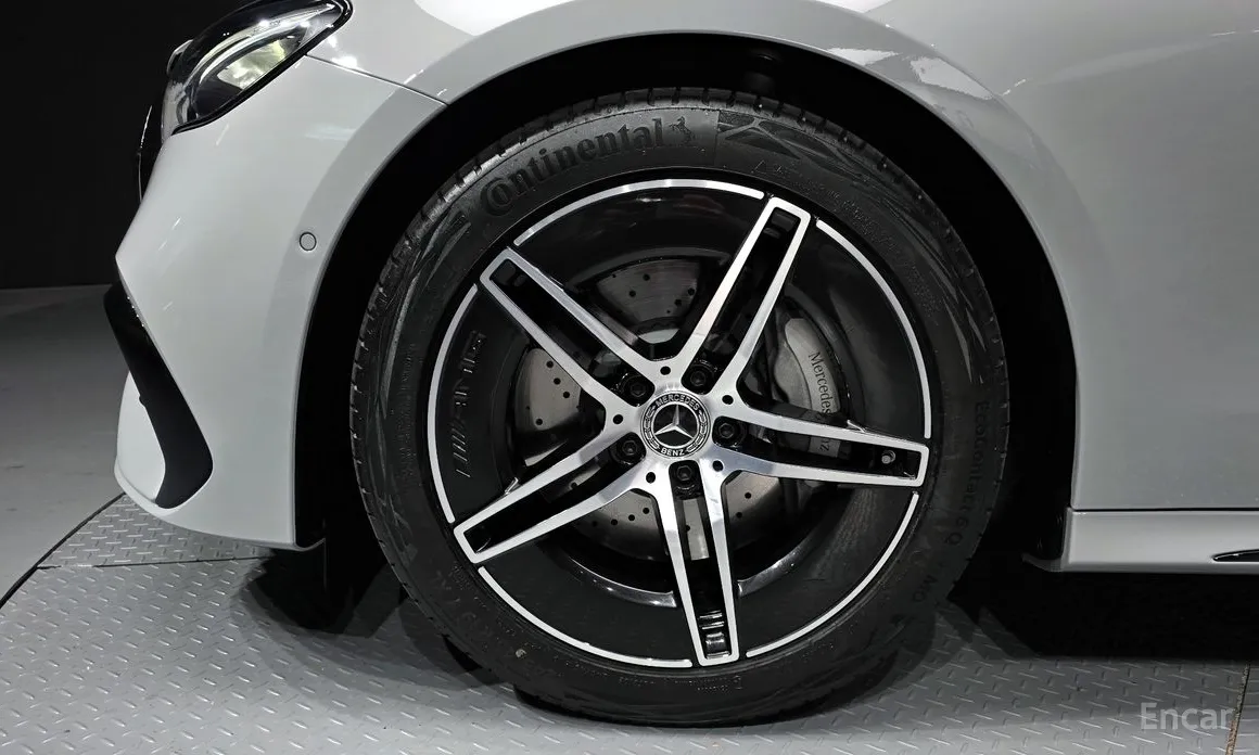 Фото 5 - Mercedes-Benz E-Class