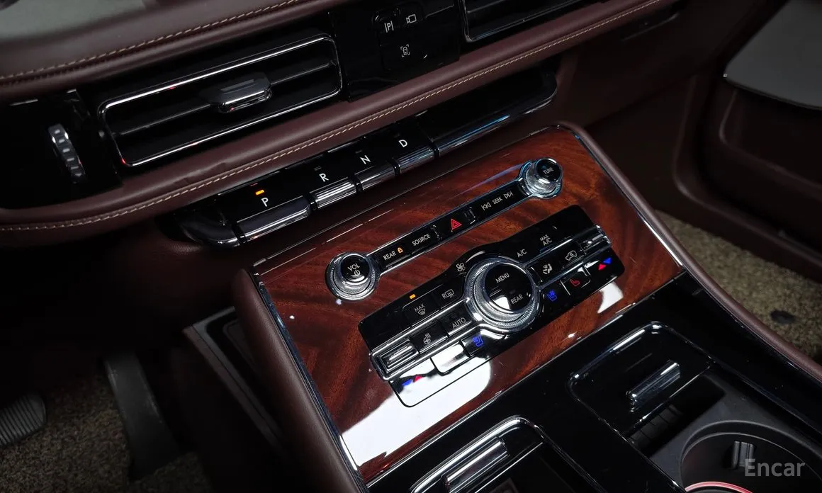 Фото 13 - Lincoln Aviator