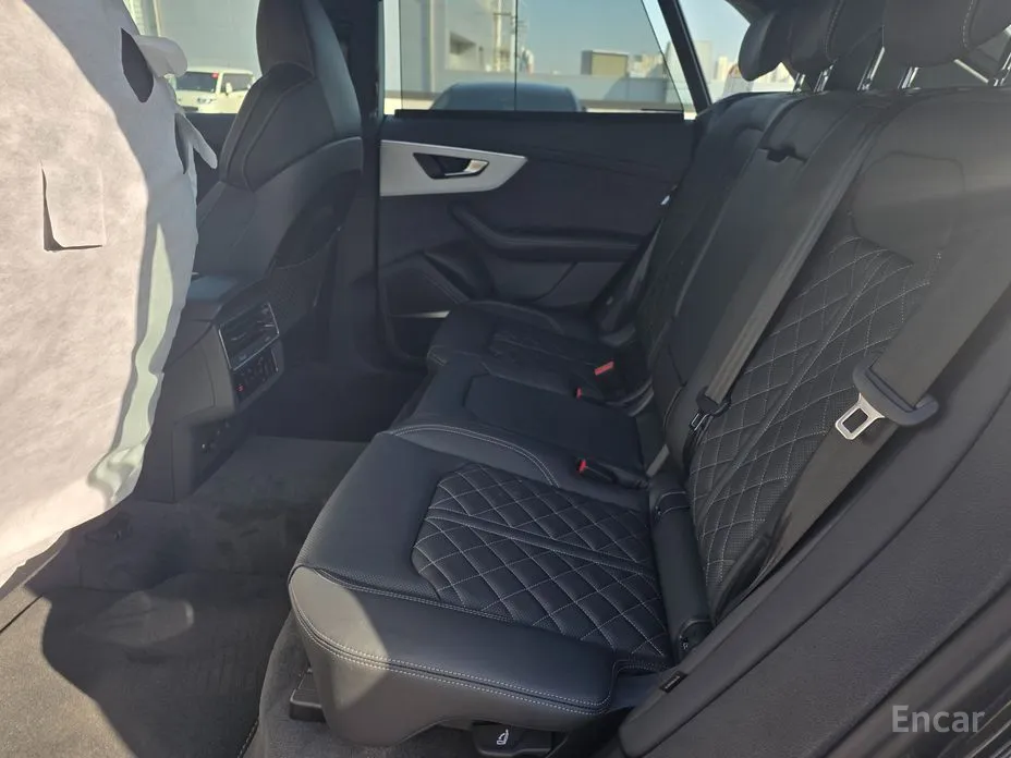 Фото 17 - Audi Q8