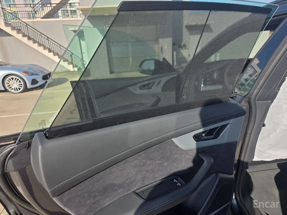 Фото 18 - Audi Q8