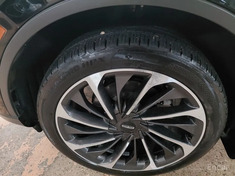 Фото 19 - Lincoln Aviator