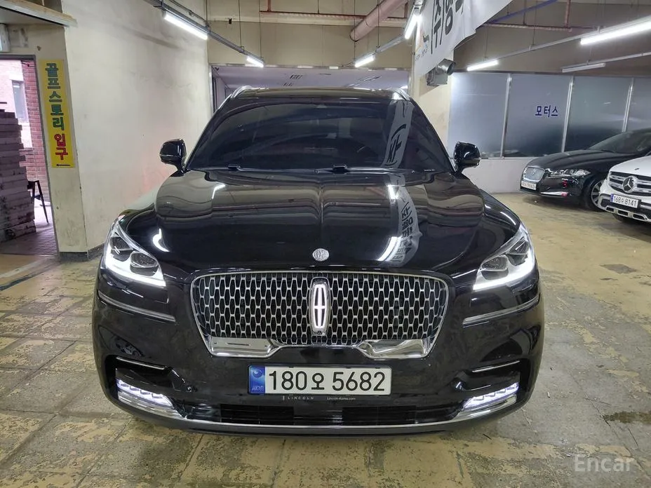 Фото 2 - Lincoln Aviator