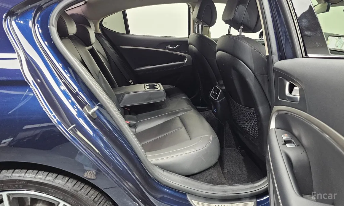 Фото 12 - Genesis G70