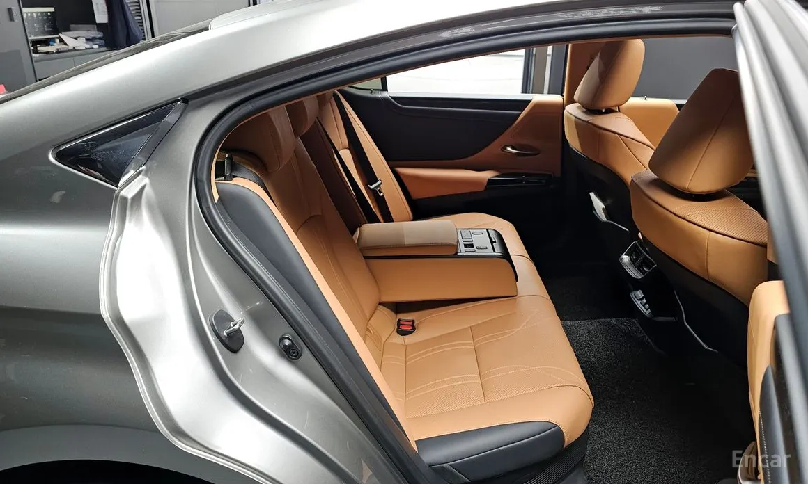 Фото 11 - Lexus ES