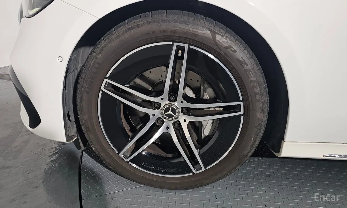 Фото 5 - Mercedes-Benz E-Class