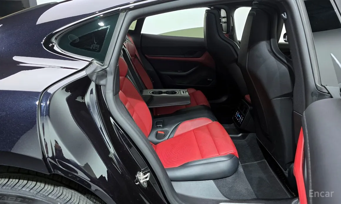 Фото 12 - Porsche Taycan