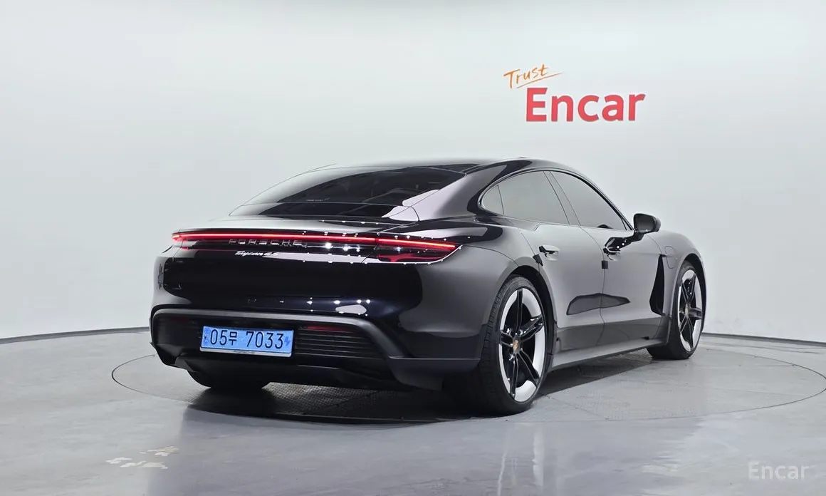 Фото 2 - Porsche Taycan