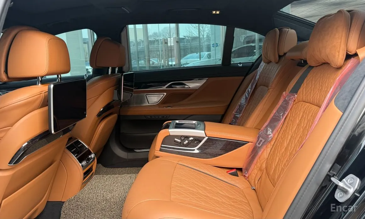 Фото 12 - BMW 7 Series