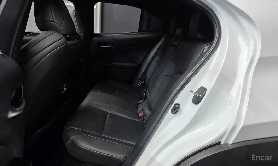 Фото 12 - Lexus UX