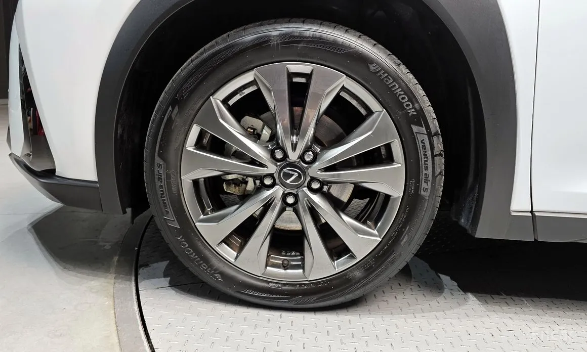 Фото 5 - Lexus UX