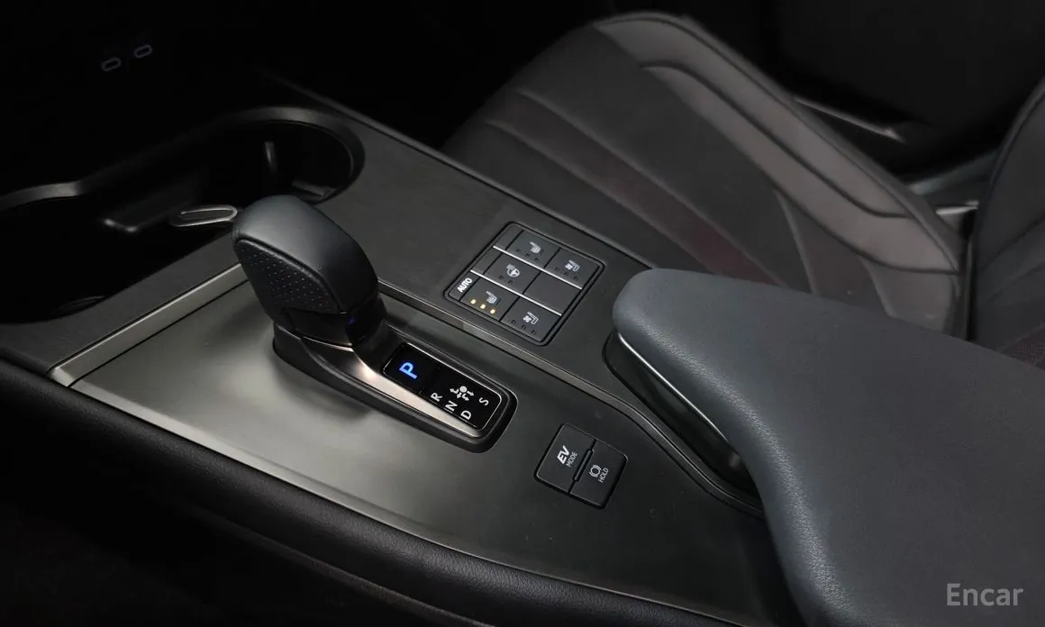 Фото 9 - Lexus UX