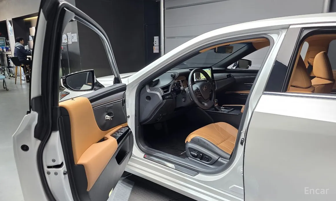 Фото 11 - Lexus ES