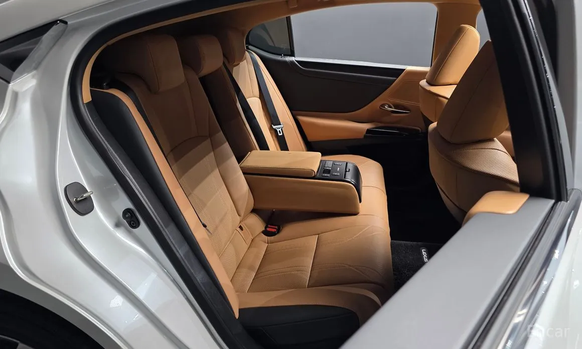 Фото 12 - Lexus ES