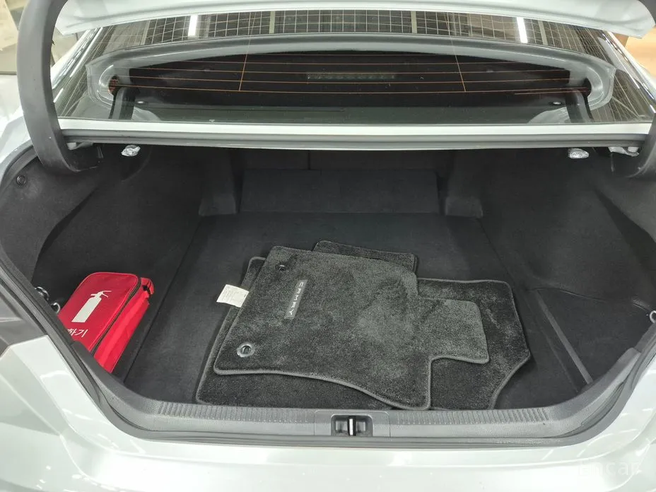 Фото 14 - Toyota Camry