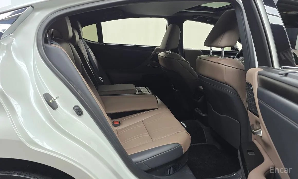 Фото 12 - Lexus ES