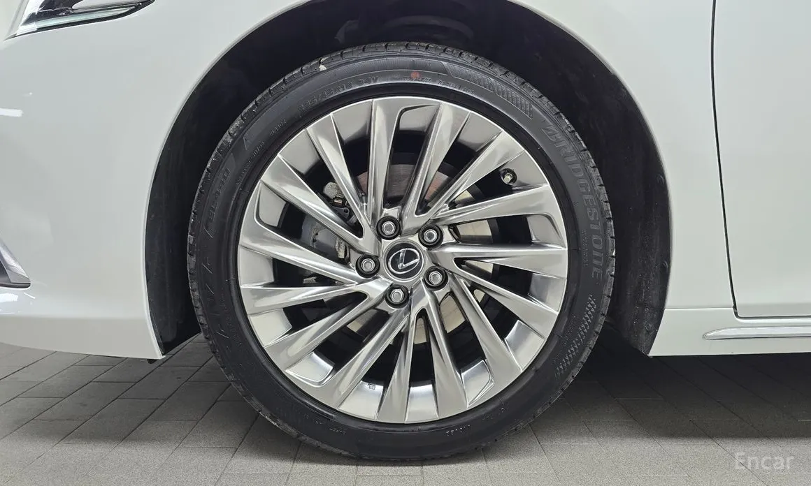 Фото 5 - Lexus ES