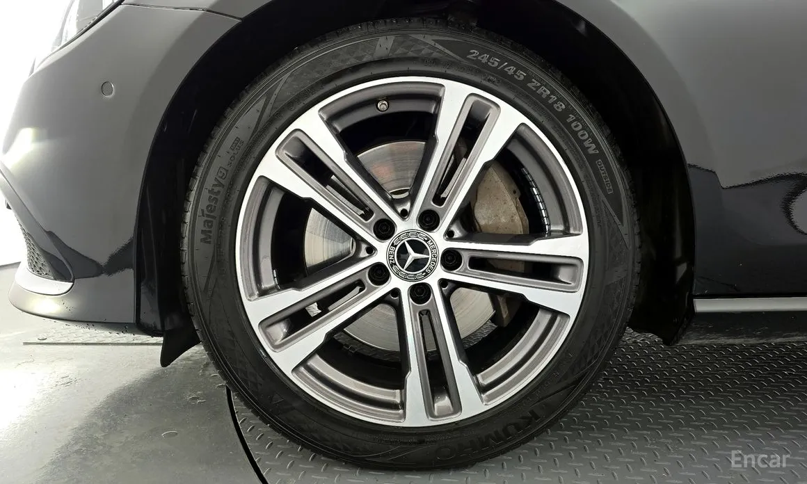 Фото 5 - Mercedes-Benz E-Class