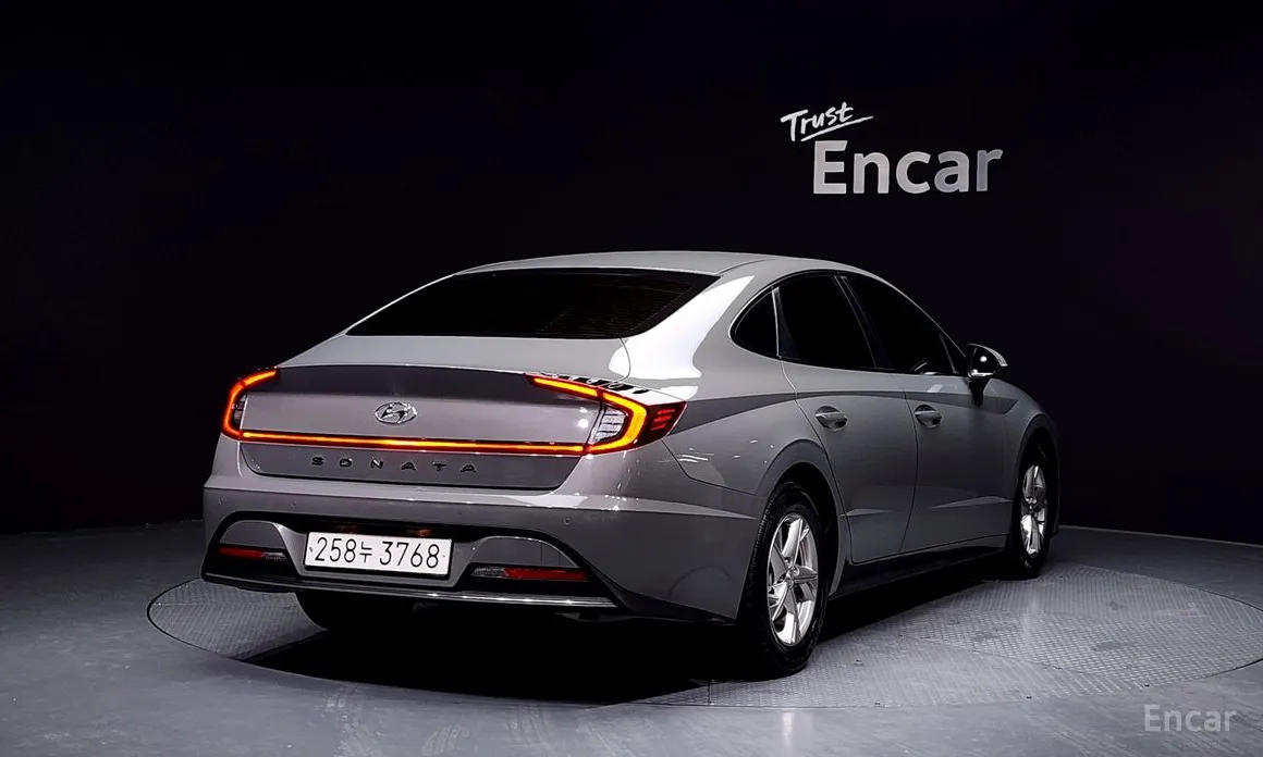 Photo 2 - Hyundai Sonata