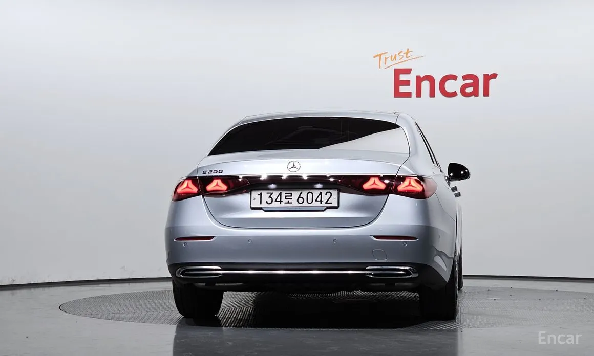 Фото 4 - Mercedes-Benz E-Class