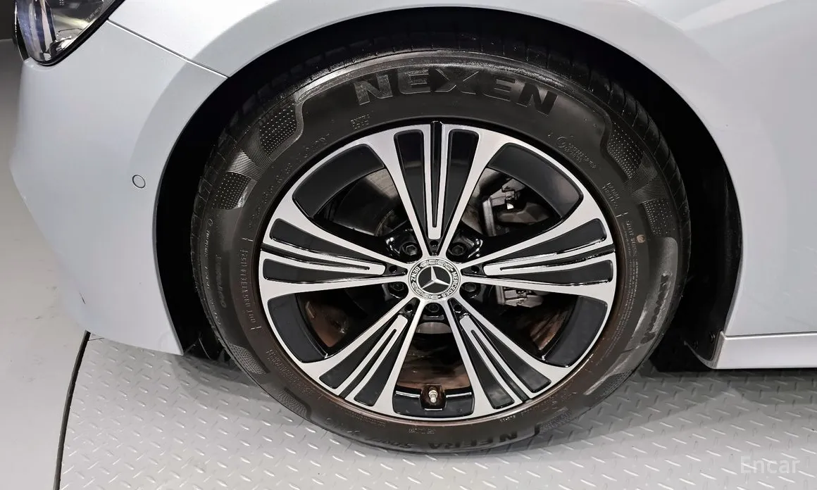 Фото 5 - Mercedes-Benz E-Class