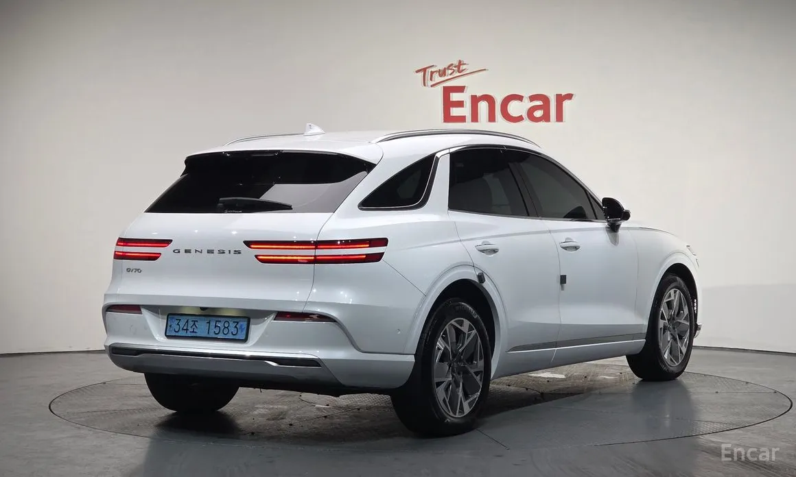 Фото 2 - Genesis GV70