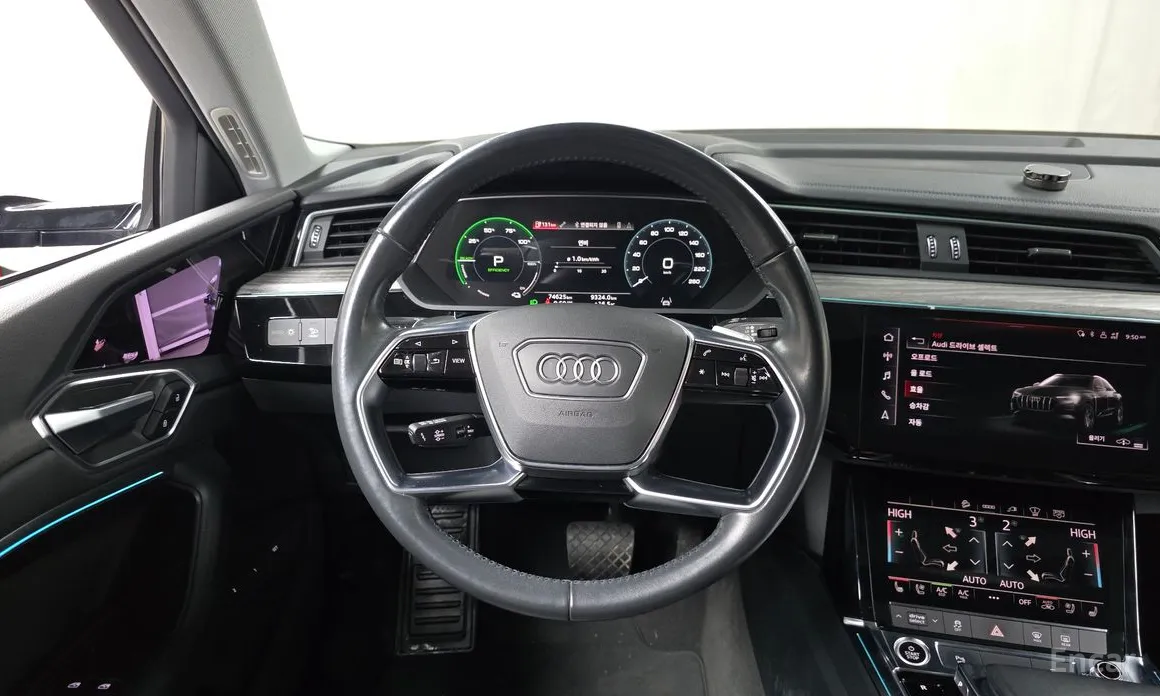 Фото 13 - Audi e-tron