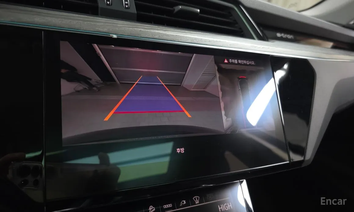 Фото 15 - Audi e-tron