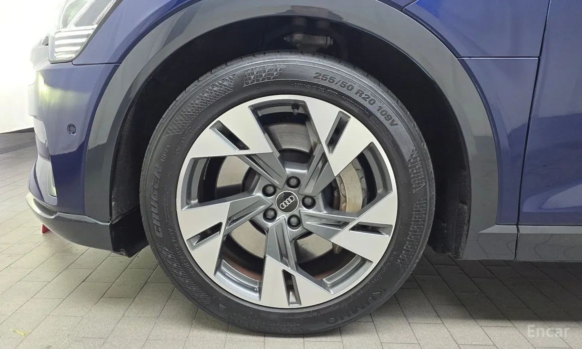 Фото 5 - Audi e-tron