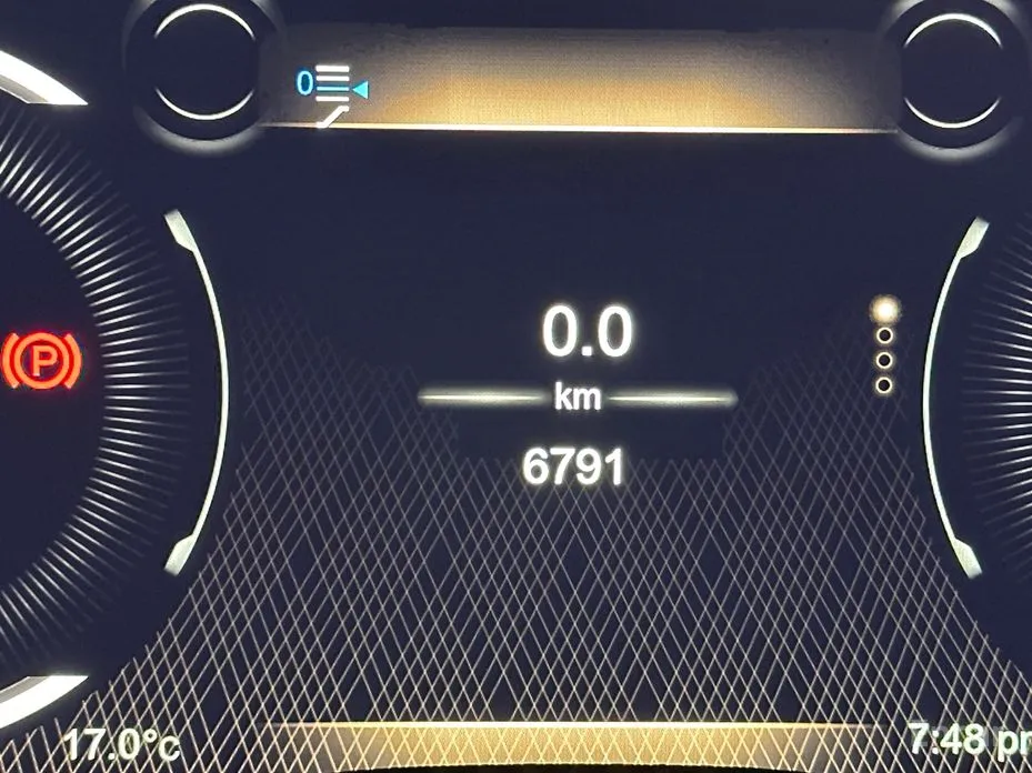 Фото 14 - Aston Martin DBX