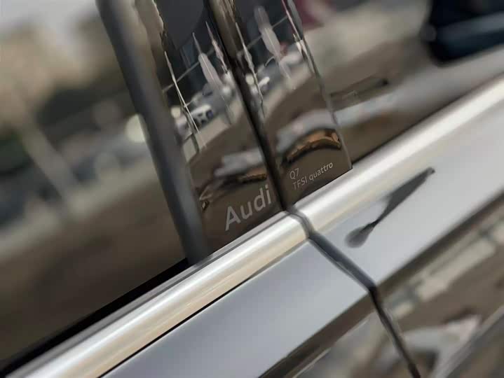 Фото 8 - Audi Q7