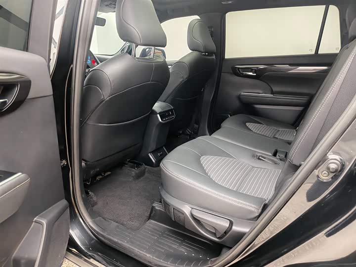 Фото 8 - Toyota Crown Kluger