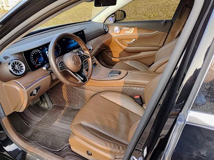 Фото 7 - Mercedes-Benz E-Class