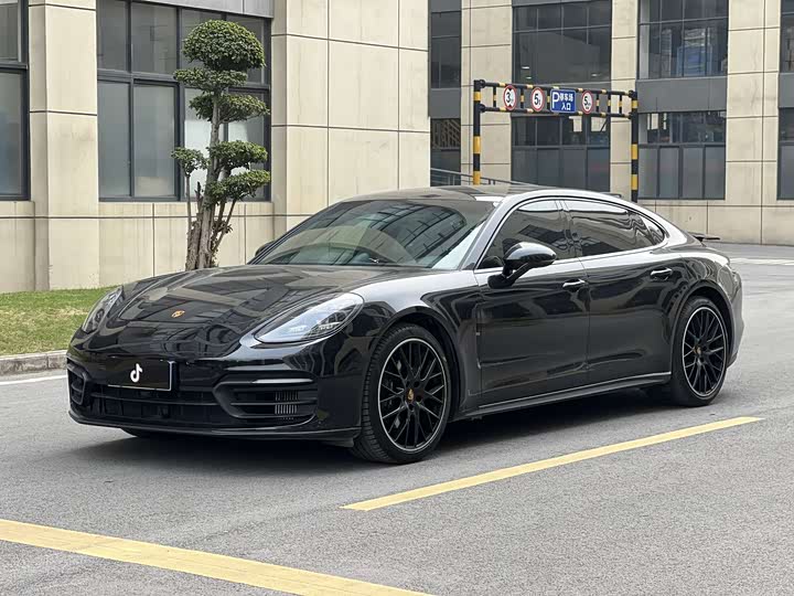 Фото 1 - Porsche Panamera