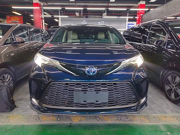 Фото 3 - Toyota Granvia