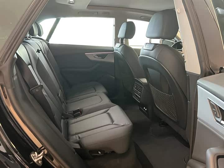 Фото 8 - Audi Q8