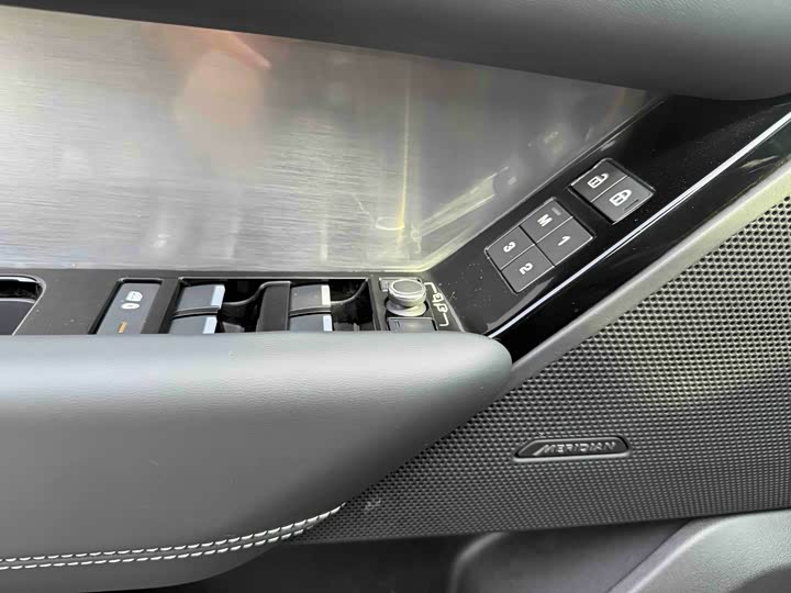 Фото 7 - Land Rover Range Rover Velar