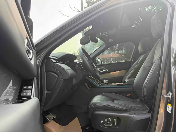 Фото 9 - Land Rover Range Rover Velar