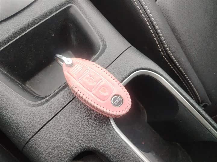 Фото 9 - Nissan Tiida