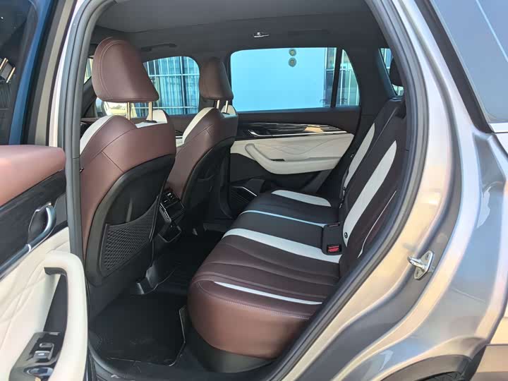 Фото 3 - Geely Monjaro