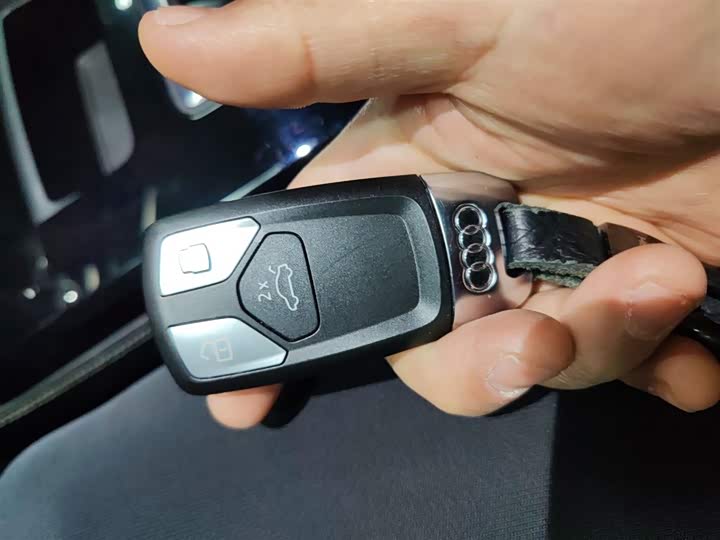 Фото 9 - Audi Q5L