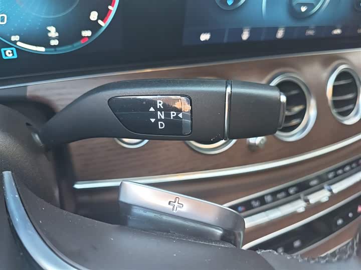 Фото 7 - Mercedes-Benz E-Class