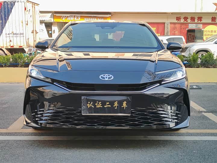 Фото 2 - Toyota Camry