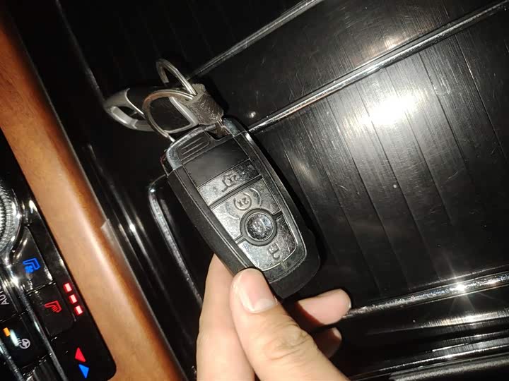 Фото 9 - Lincoln Aviator