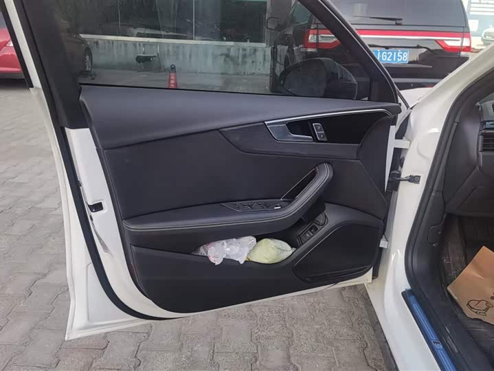 Фото 7 - Audi A4L