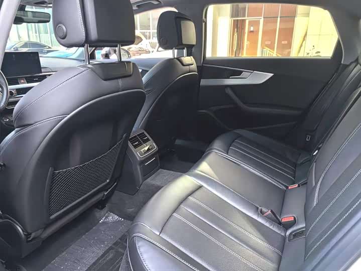 Фото 5 - Audi A4L