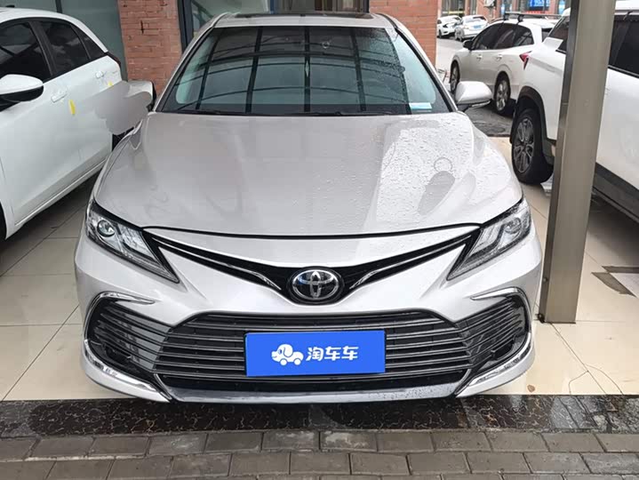 Фото 2 - Toyota Camry