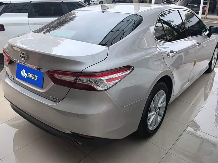 Фото 3 - Toyota Camry