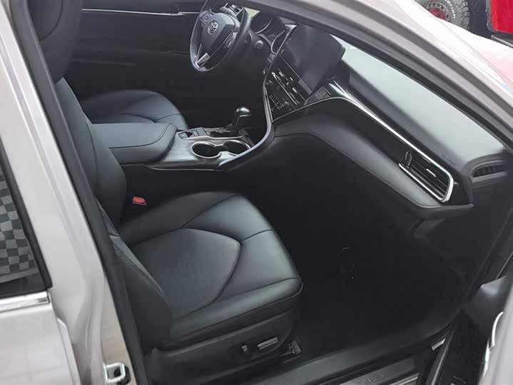 Фото 8 - Toyota Camry