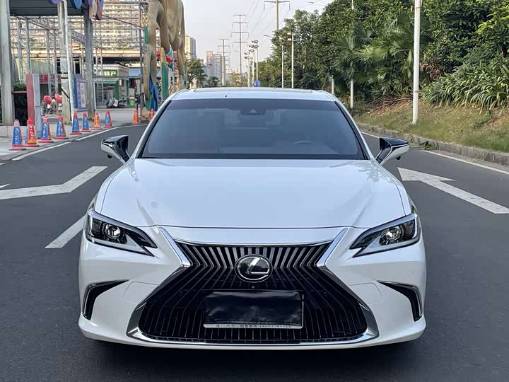Фото 3 - Lexus ES