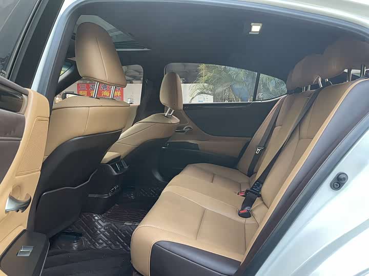 Фото 6 - Lexus ES